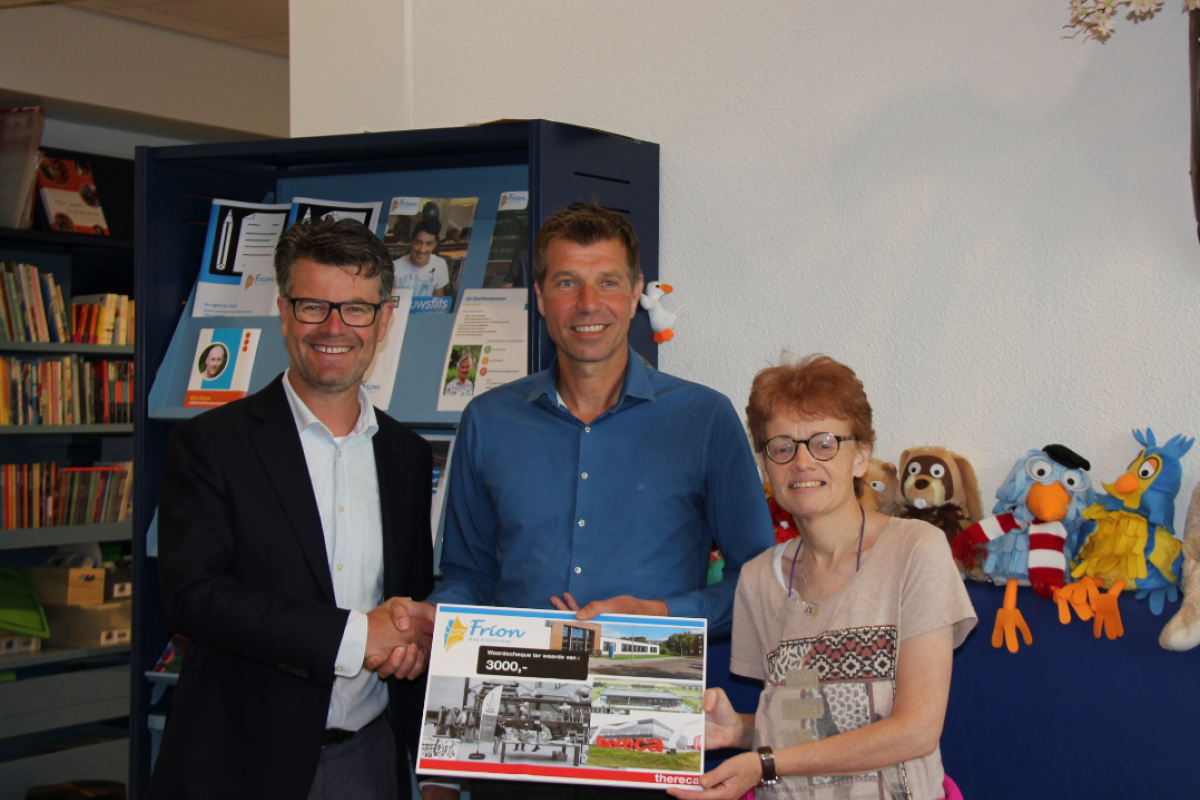 Voorzitter Jelger Kroon (links), ontvangt samen met cliënt Margriet Bruins op rechts een cheque van €3.000,- van Harold van Riessen, projectadviseur van Thereca uit Hattem (in het midden).