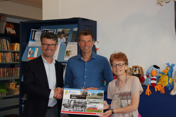 Voorzitter Jelger Kroon (links), ontvangt samen met cliënt Margriet Bruins op rechts een cheque van €3.000,- van Harold van Riessen, projectadviseur van Thereca uit Hattem (in het midden).